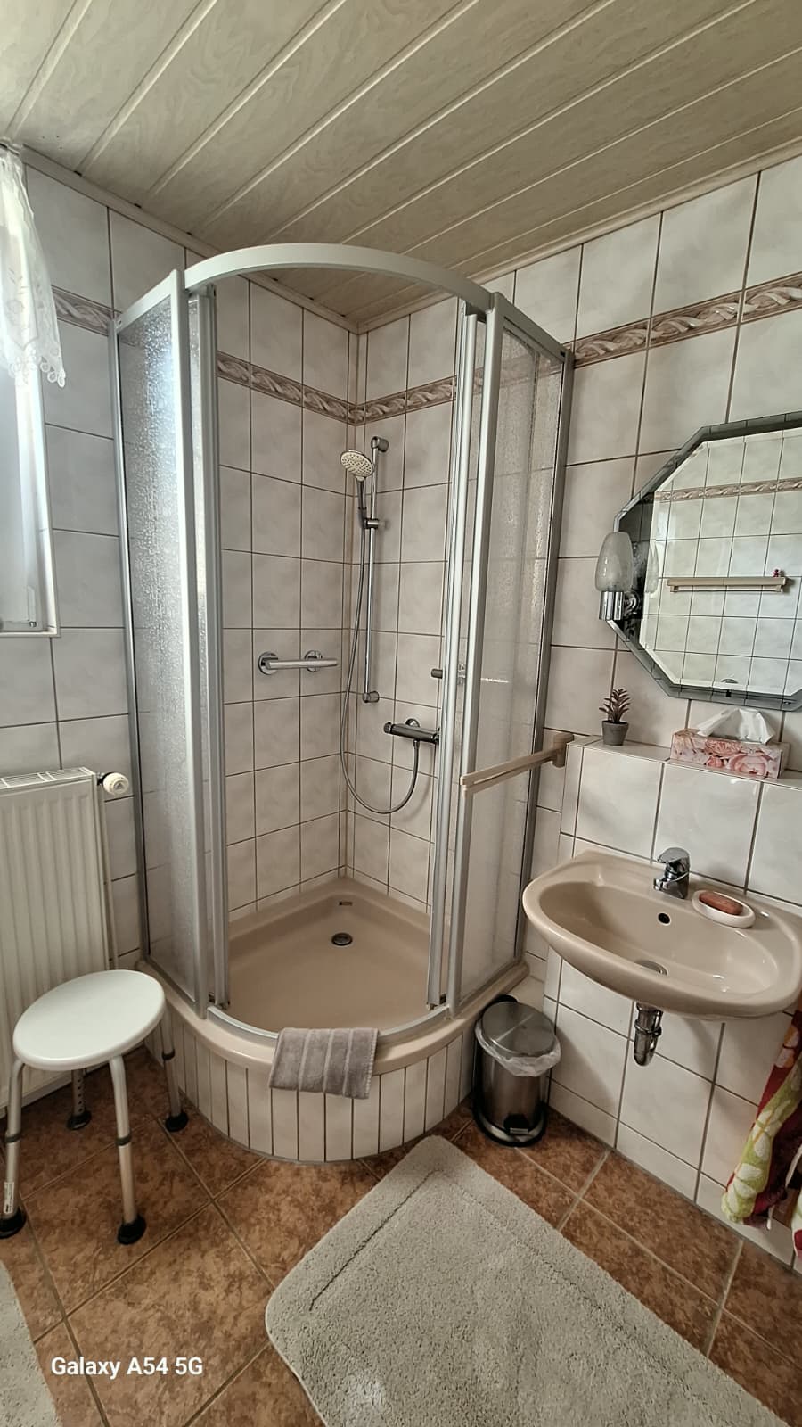 Bad mit Dusche und klarer Einrichtung