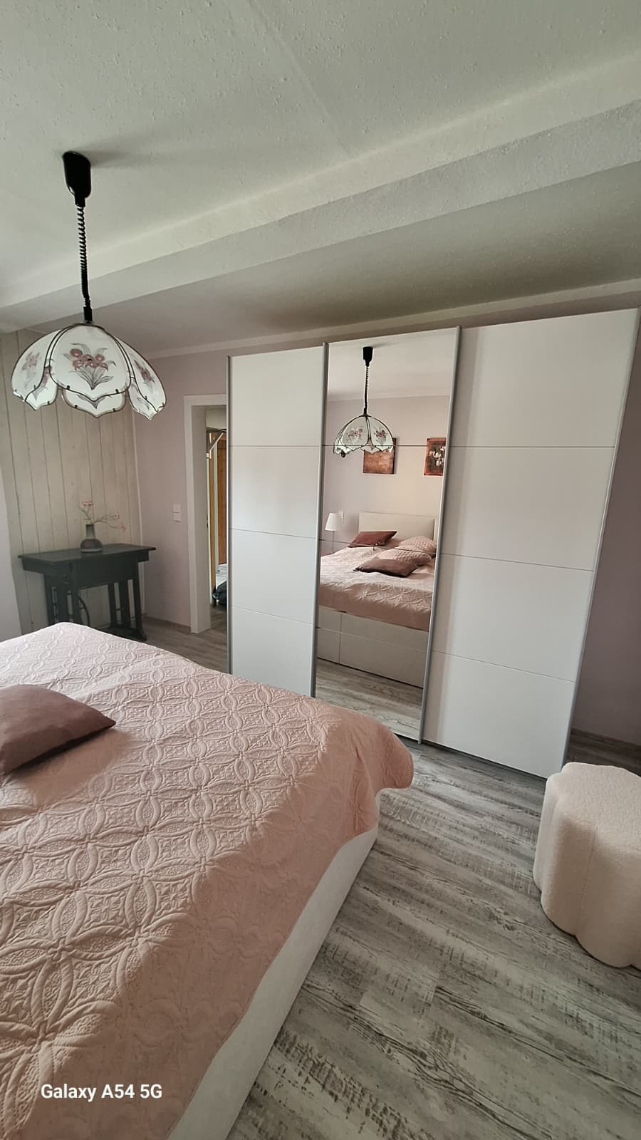 Schlafzimmer mit Doppelbett und Tageslicht