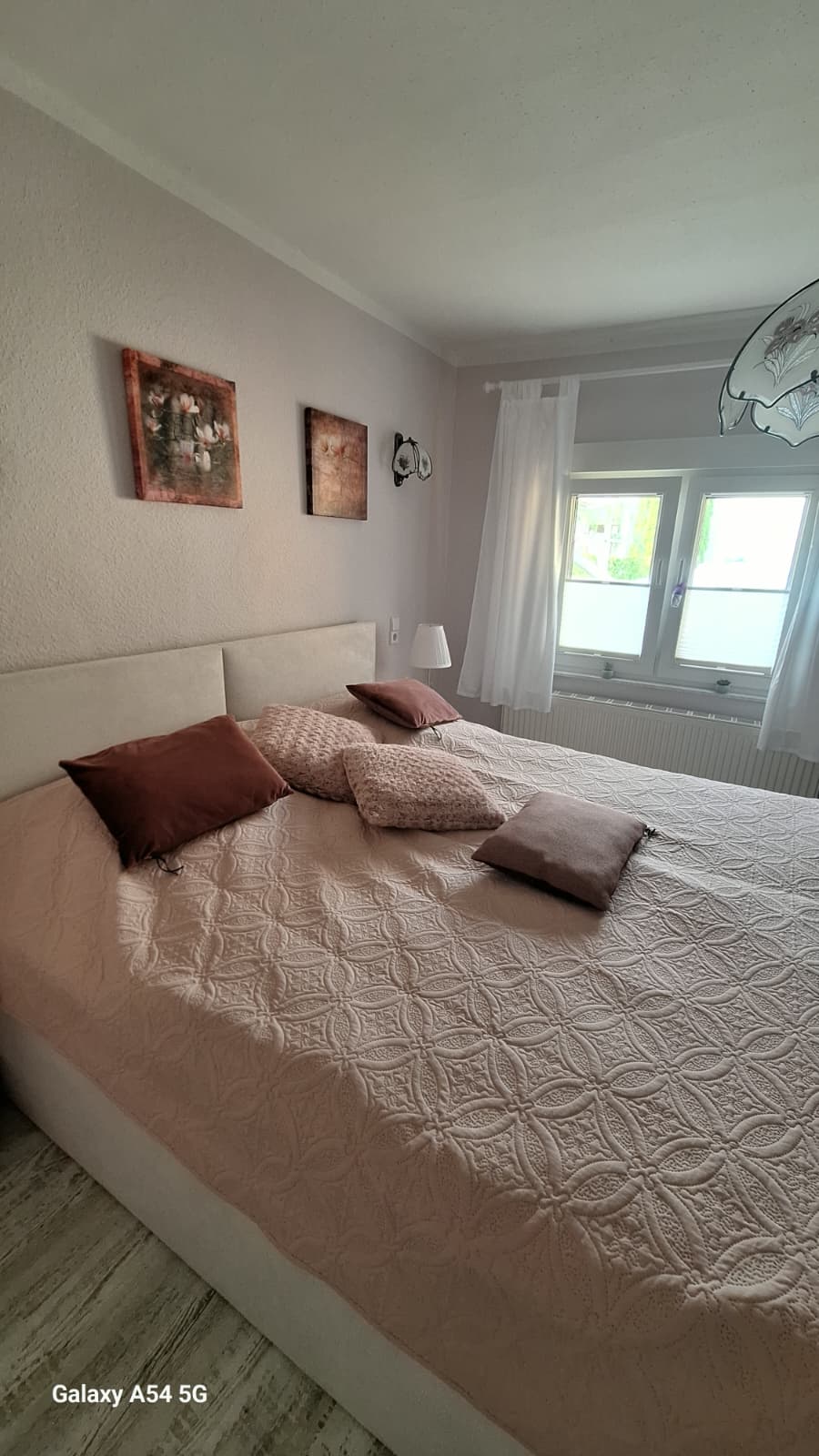 Zweites Schlafzimmer mit gemütlicher Atmosphäre