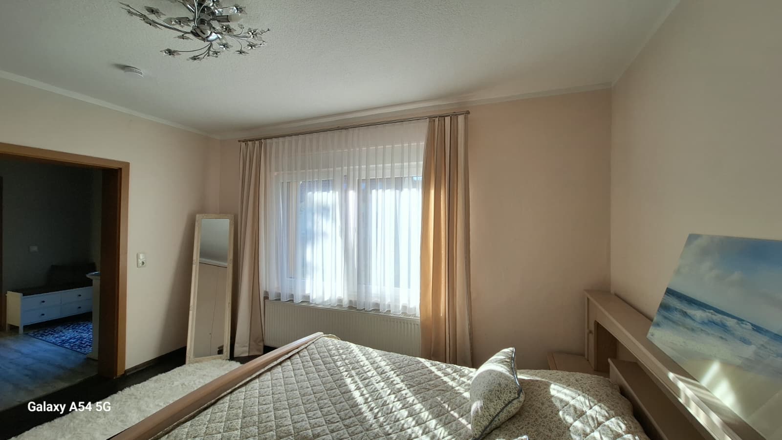 Schlafzimmer mit Doppelbett und Tageslicht