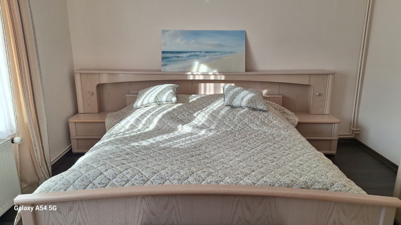 Zweites Schlafzimmer mit gemütlicher Atmosphäre