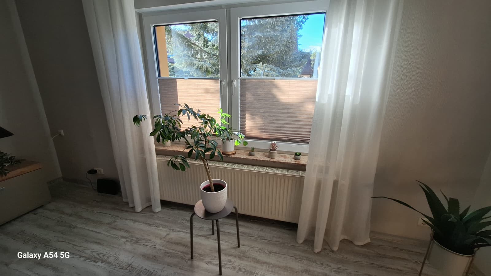 Helles Wohnzimmer mit gemütlicher Sitzecke